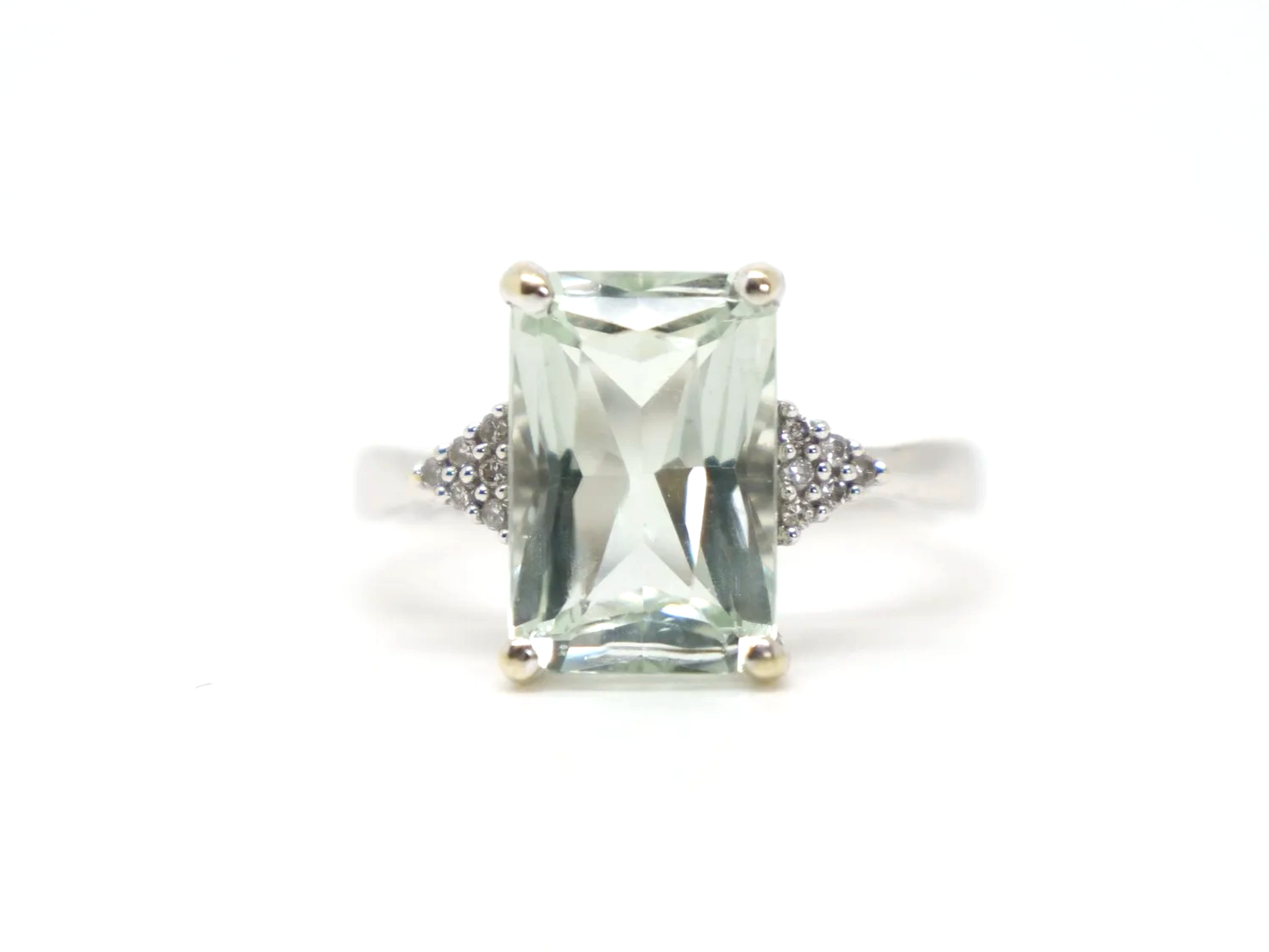 Lovely vintage 9ct gold cocktail ring set with a light green amethyst, with a cluster of small diamonds set to each shoulder.