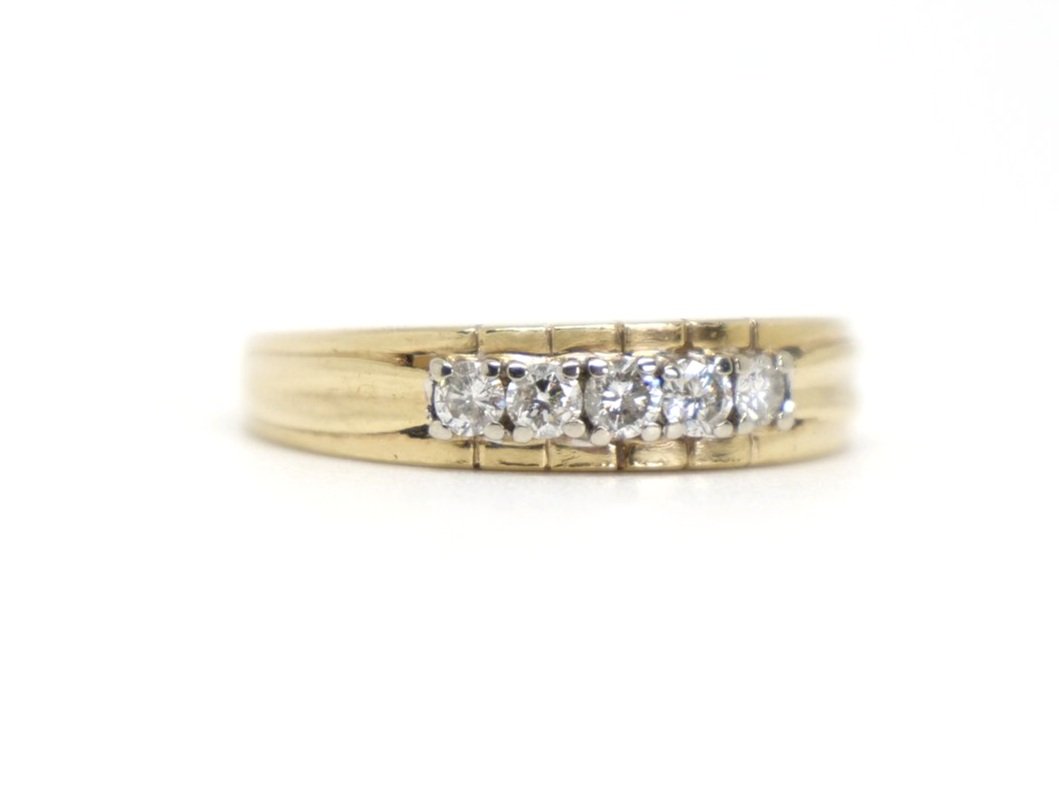 Vintage 9ct gold band design ring, set with five brilliant cut diamonds totalling approximately 0.2cts.