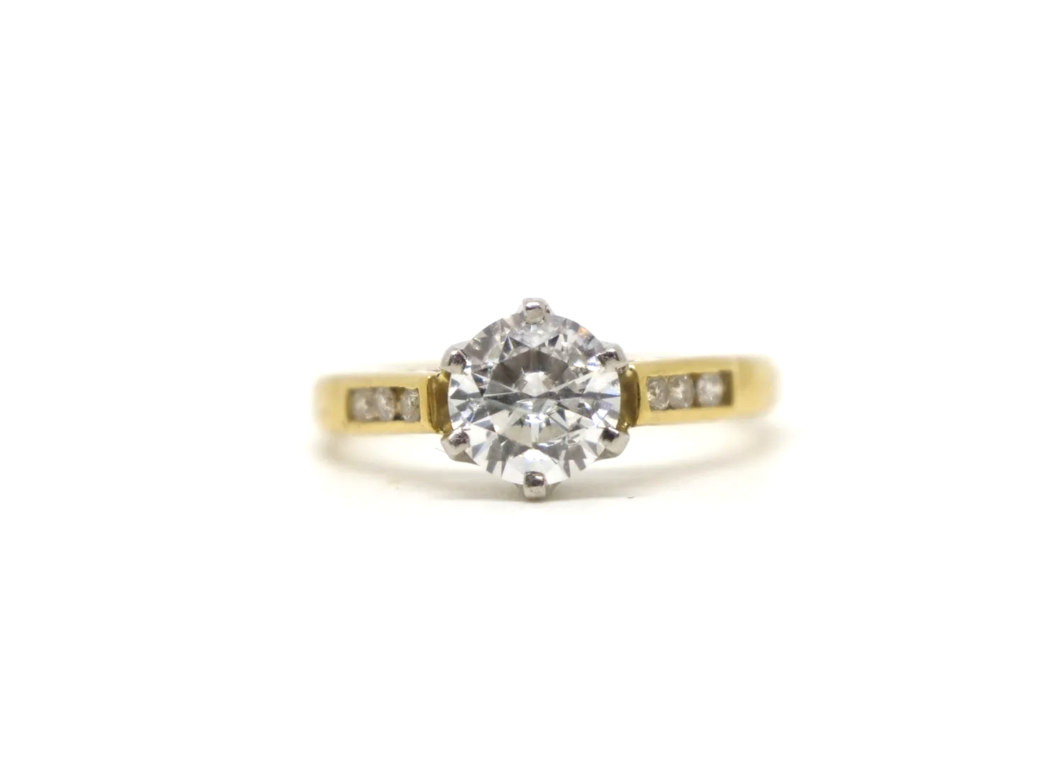 Stunning 18ct gold diamond solitaire ring, set with a very sparkly approximately 1ct diamond. Further diamonds to each shoulder.