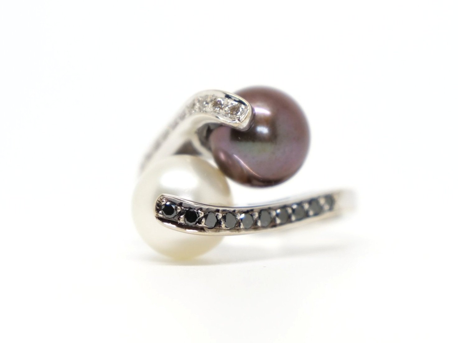 Unusual 18ct gold ring, set with a black and white pearl, along with black and white diamonds set to alternate shoulders.