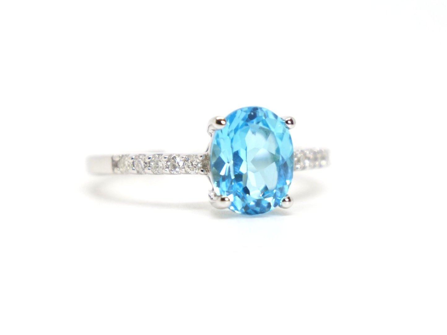 Lovely quality 9ct gold blue topaz and diamond ring, set with an oval cut sky blue topaz of approximately 2.5ct, with diamonds set into each shoulder.