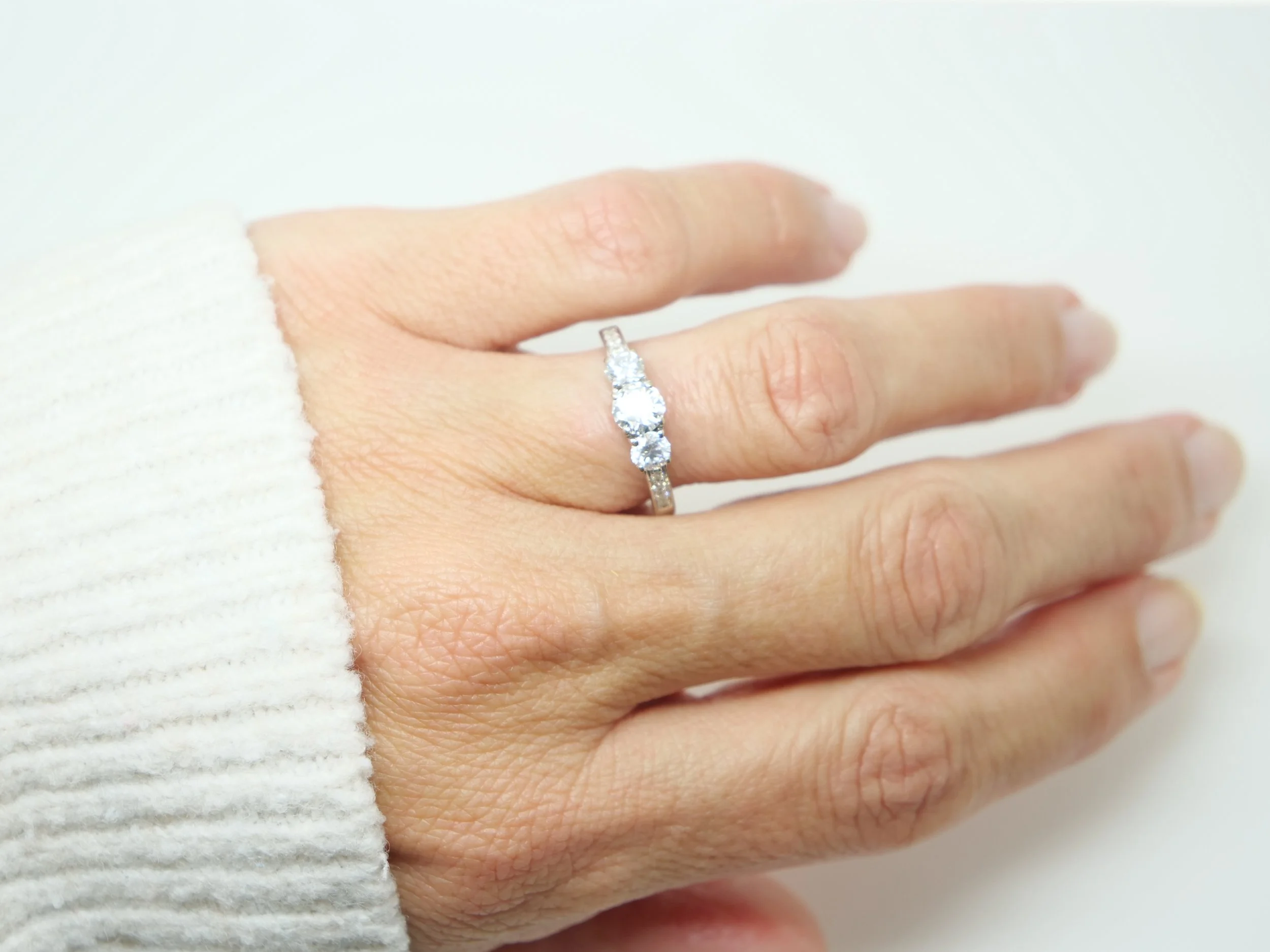 Very pretty 18ct gold diamond three stone ring, set with three graduated central diamonds, with further diamonds set to each shoulder.