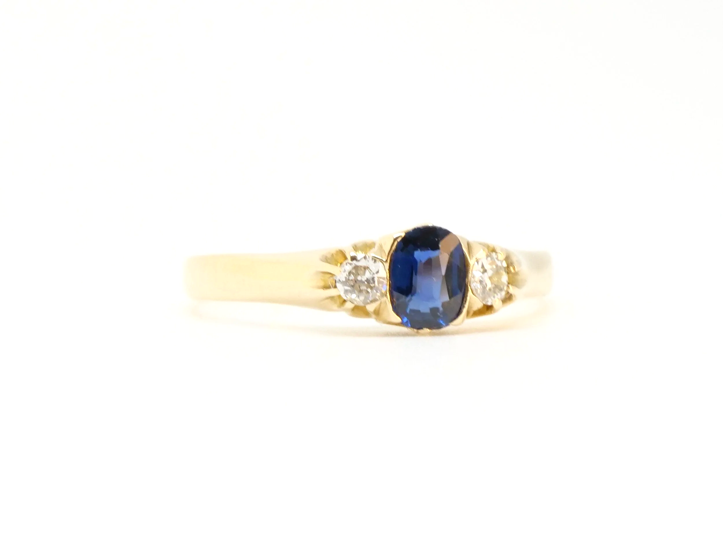 Vintage 18ct gold sapphire and diamond trilogy ring, set with a lovely blue sapphire with an old cut diamond to each side.