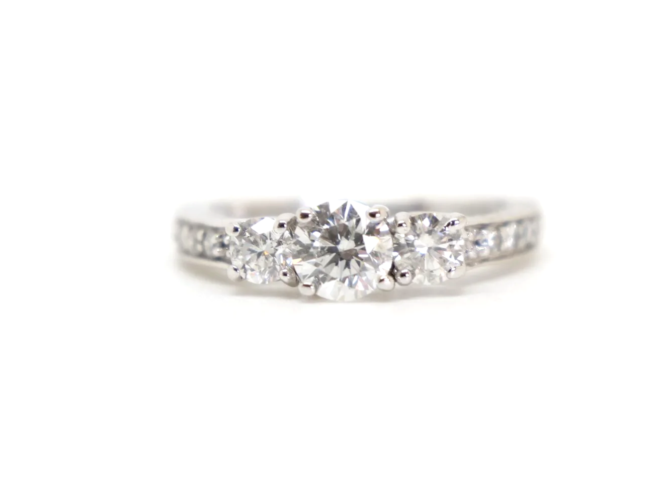 Very pretty 14ct gold diamond three stone ring, with a large central diamond of approximately 0.56ct, with a diamond to each side.