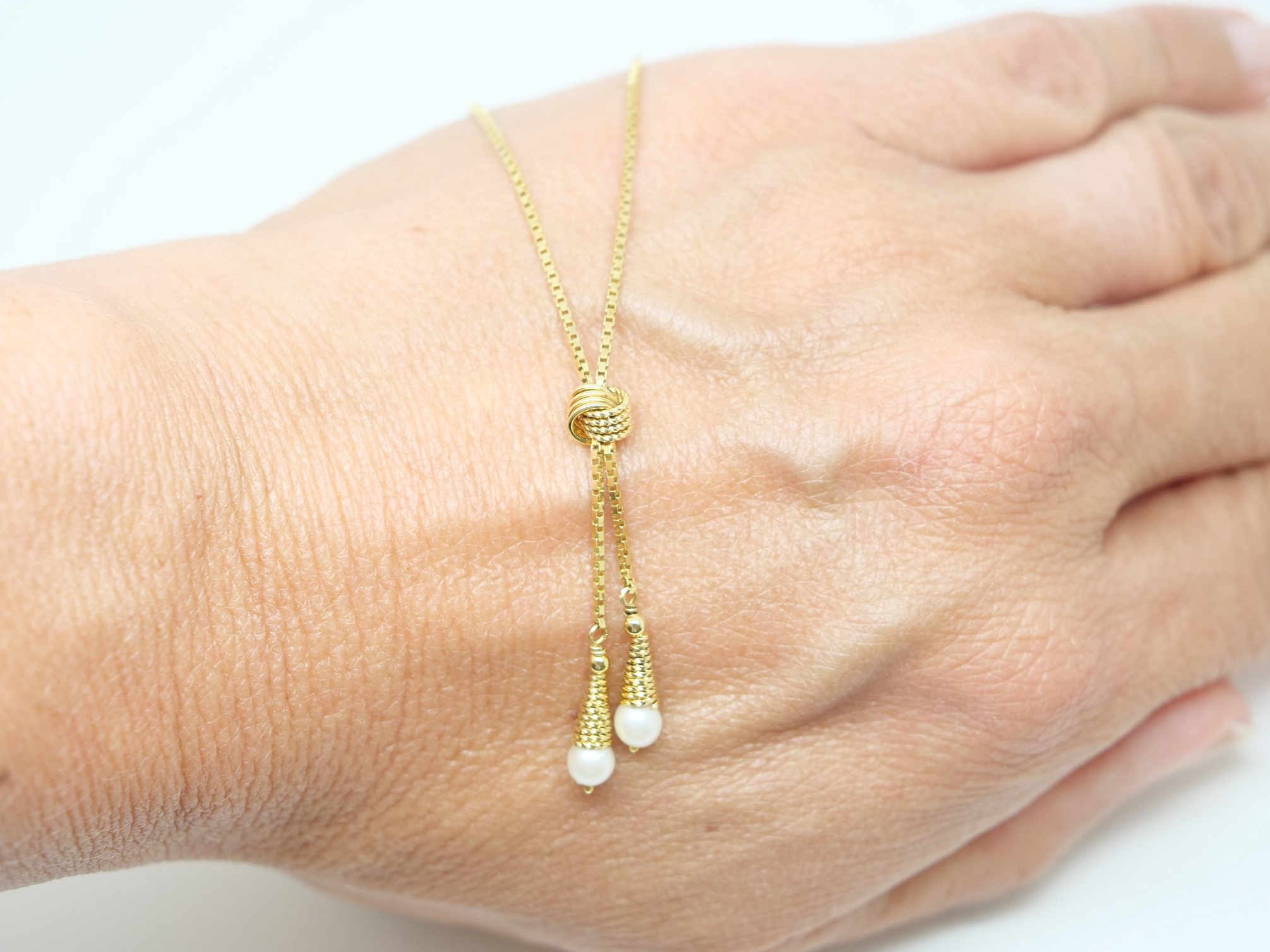 Lovely vintage 9ct gold necklace in this lovely tassel design and set with two pearls.
