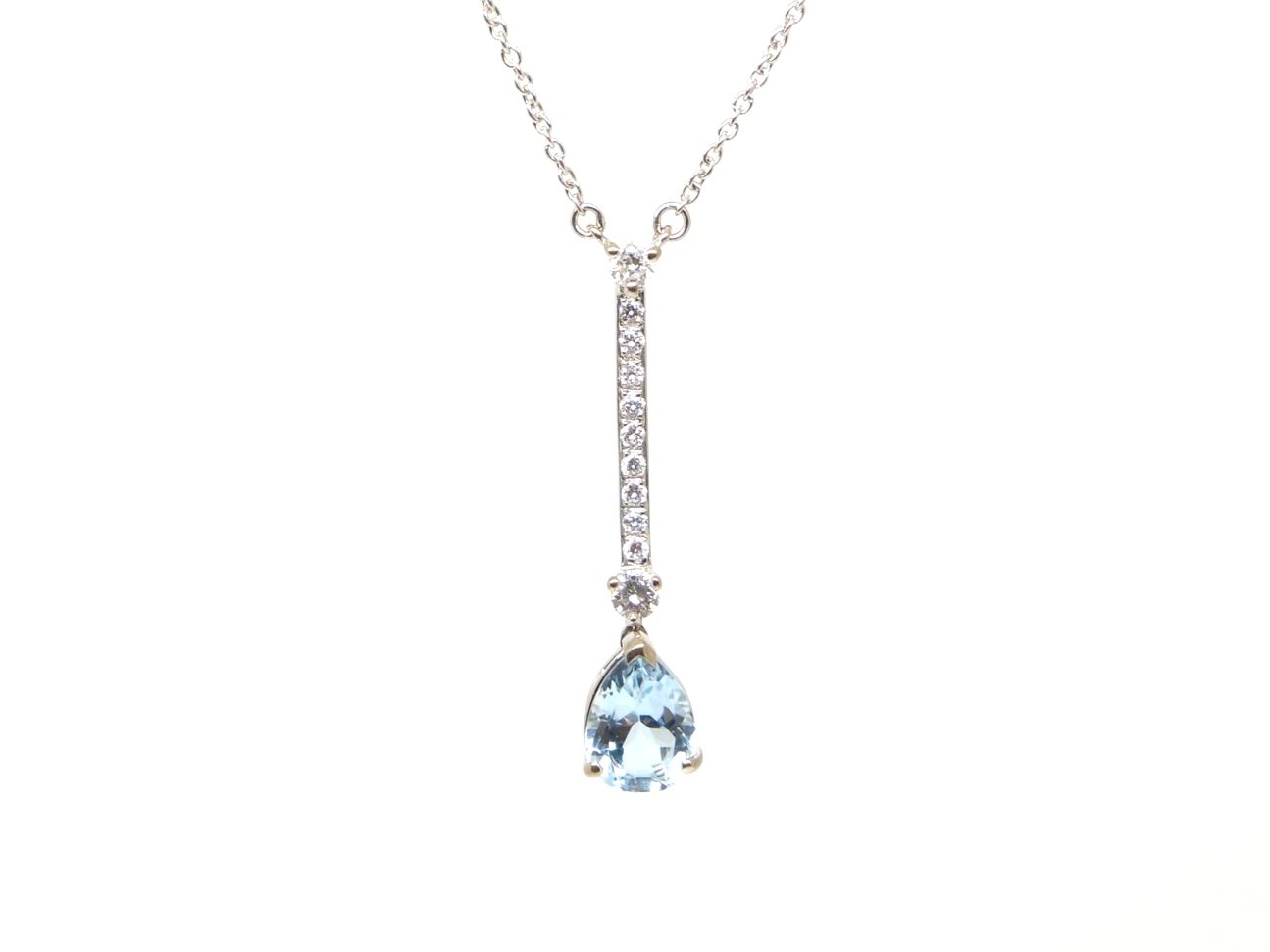 Very pretty 18ct gold aquamarine and diamond necklace, set with a lovely pear cut aquamarine, with diamonds above.