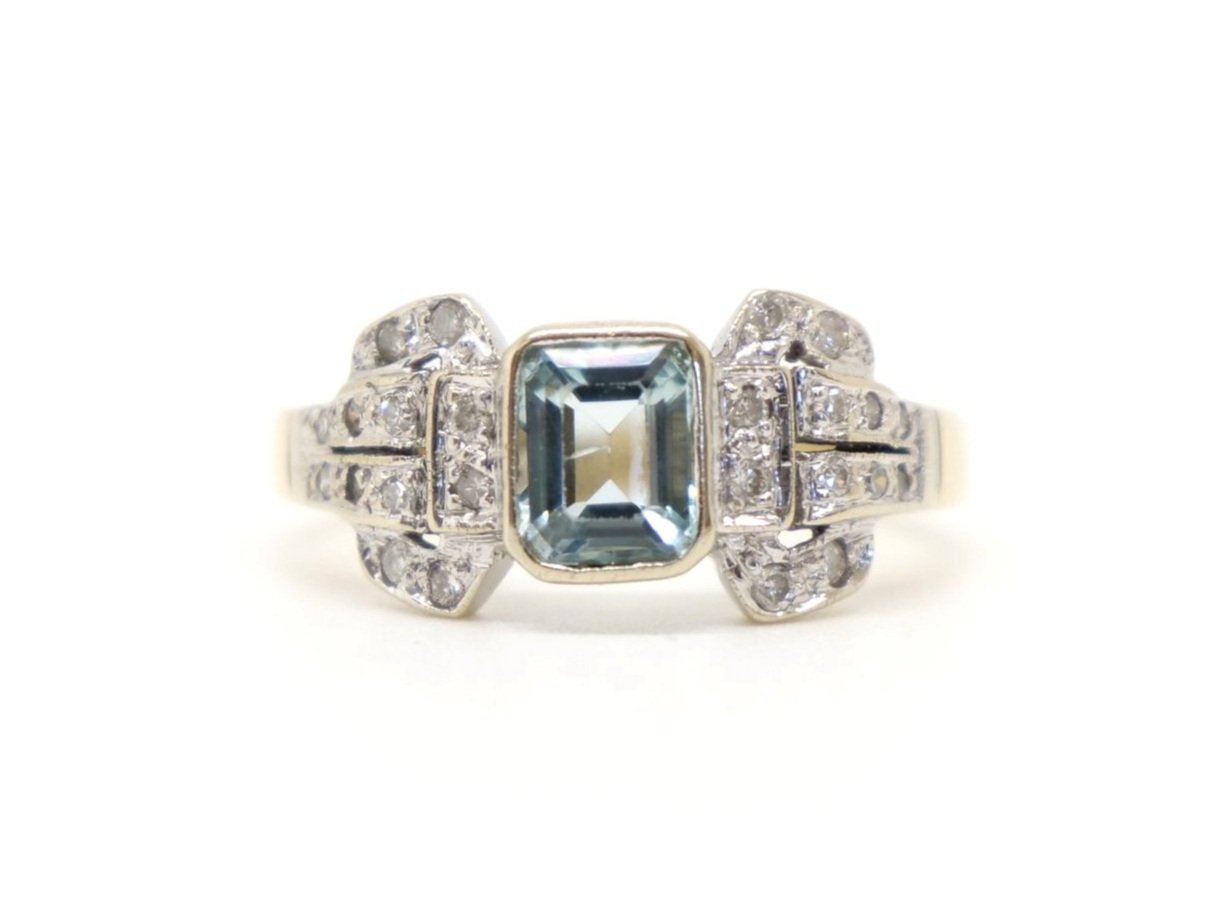 Beautiful Art Deco design 18ct gold aquamarine and diamond ring, set with an emerald cut aquamarine with diamonds set into each shoulder.