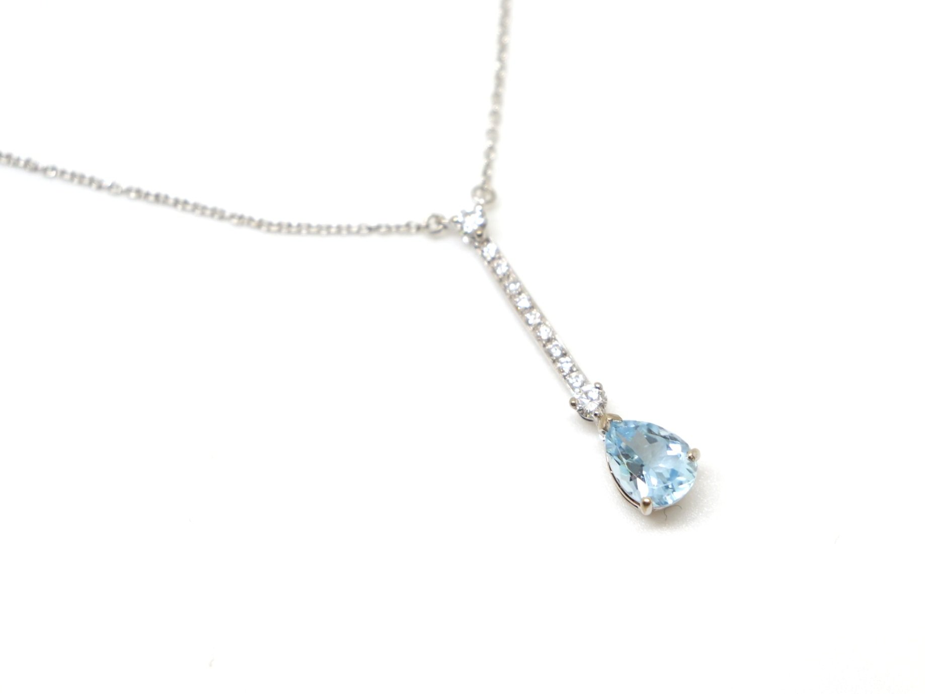 Very pretty 18ct gold aquamarine and diamond necklace, set with a lovely pear cut aquamarine, with diamonds above.