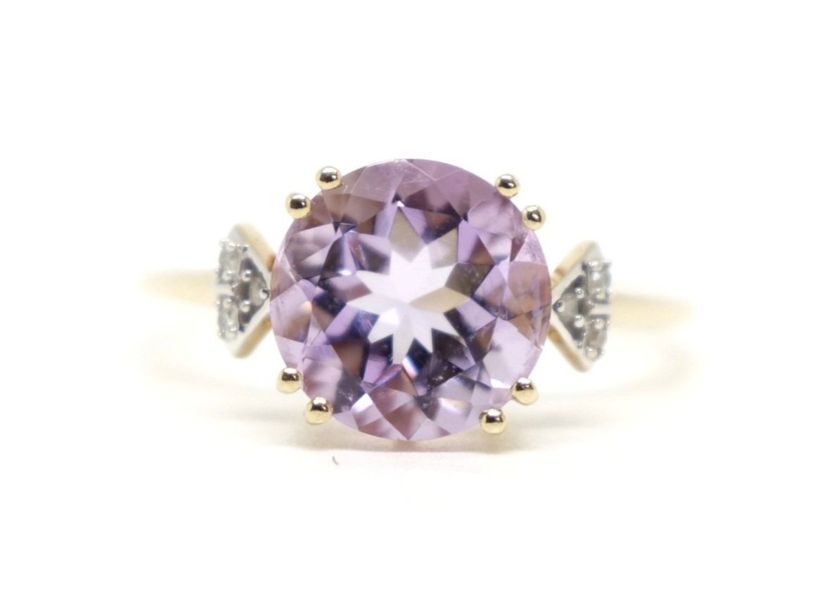 Very pretty 9ct gold vintage cocktail ring, set with a large round cut amethyst in a delightful Rose de France pink. With three small diamonds to each side.