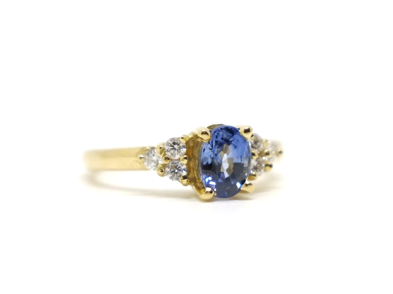 18ct gold ring with central oval sapphire and diamond shoulders