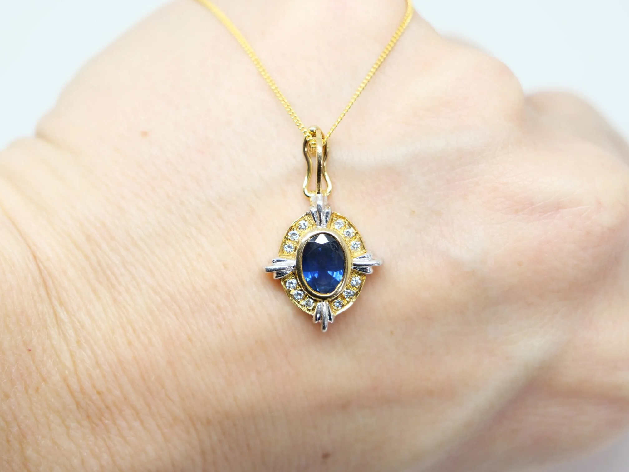 Super 18ct gold vintage 1ct sapphire and diamond pendant and chain.