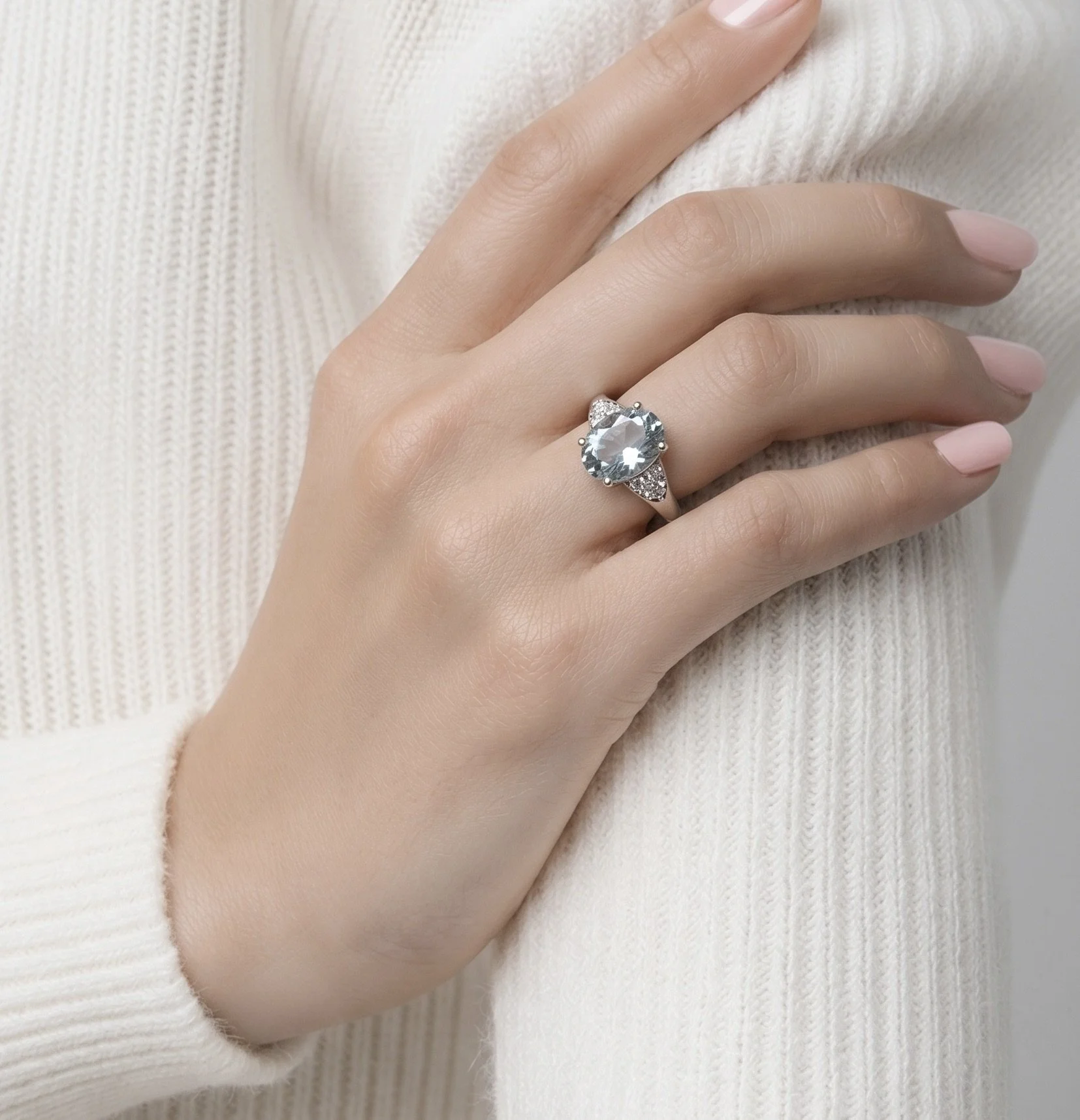 Stunning 18ct gold aquamarine and diamond ring, set with an oval cut aquamarine, with a trefoil of diamonds to each shoulder.