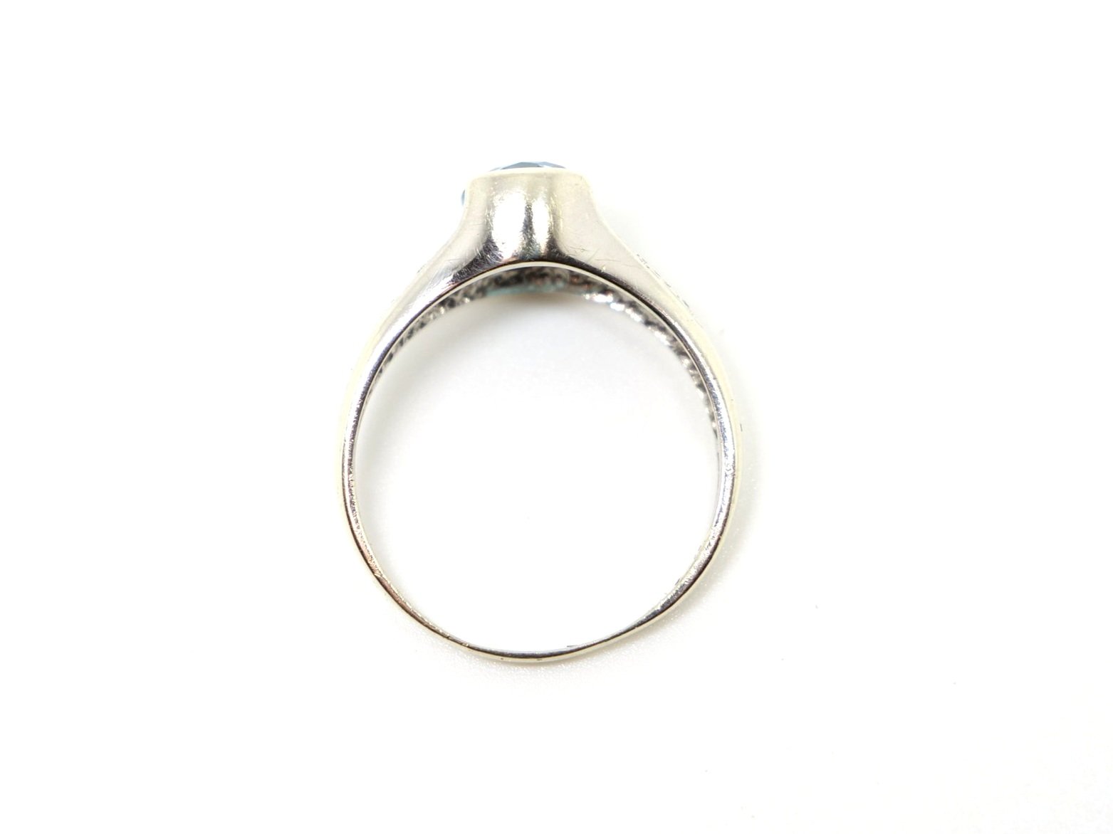 Pretty vintage 9ct gold cocktail ring, set with a vibrant oval cut blue topaz, with diamonds set into each of the shoulders.
