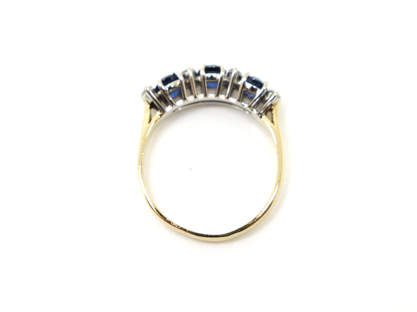 Stunning vintage 18ct gold sapphire and diamond ring, set with three oval cut sapphires, with diamonds set in between.