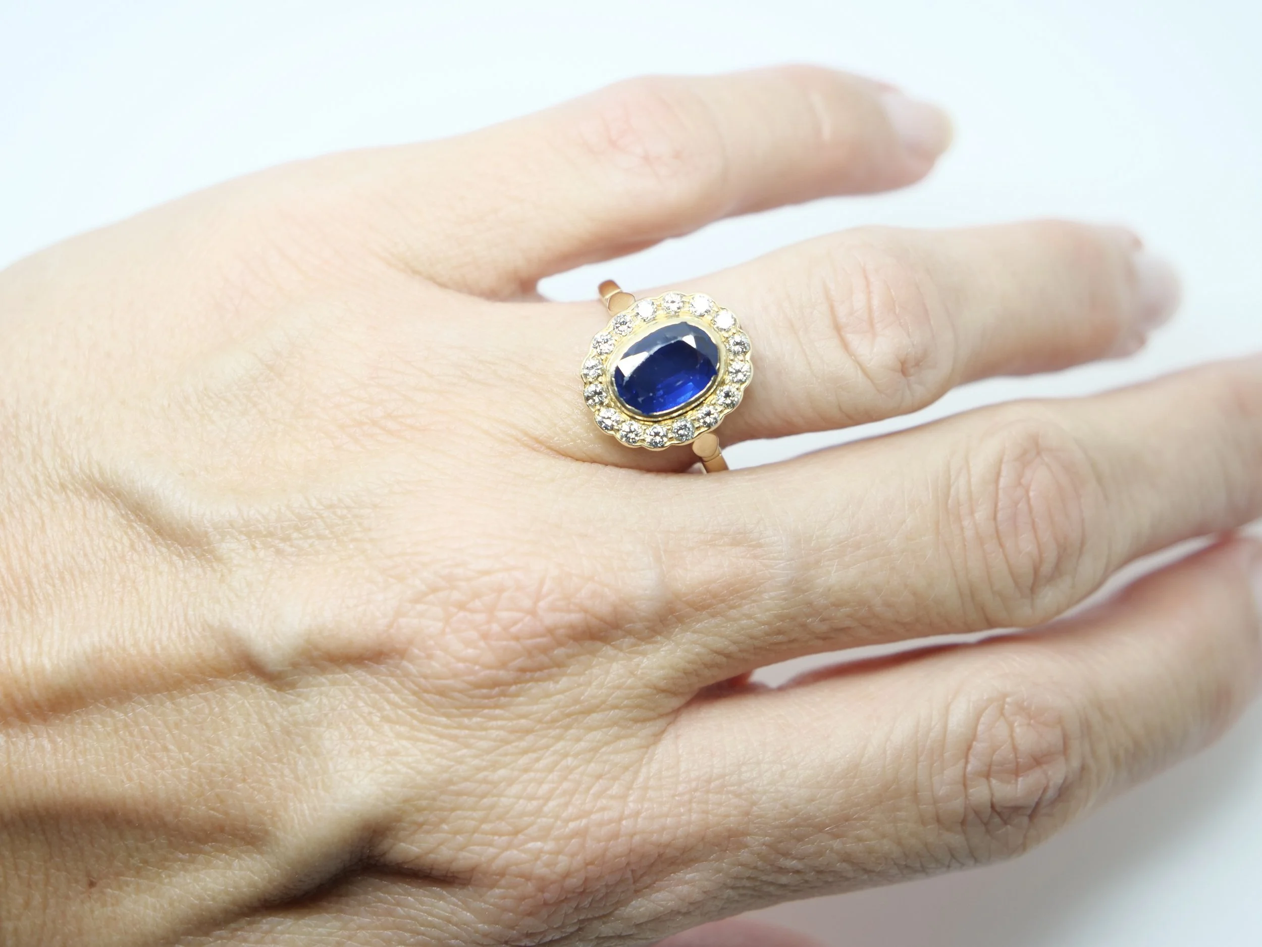 Super vintage 18ct gold sapphire and diamond ring, set with a large oval cut sapphire of approximately 1.85ct and surrounded by diamonds.