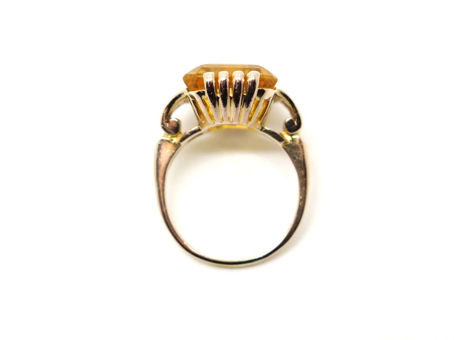 Lovely vintage 18ct gold citrine cocktail ring, set with a large emerald cut citrine and with decorative gold design to each shoulder.