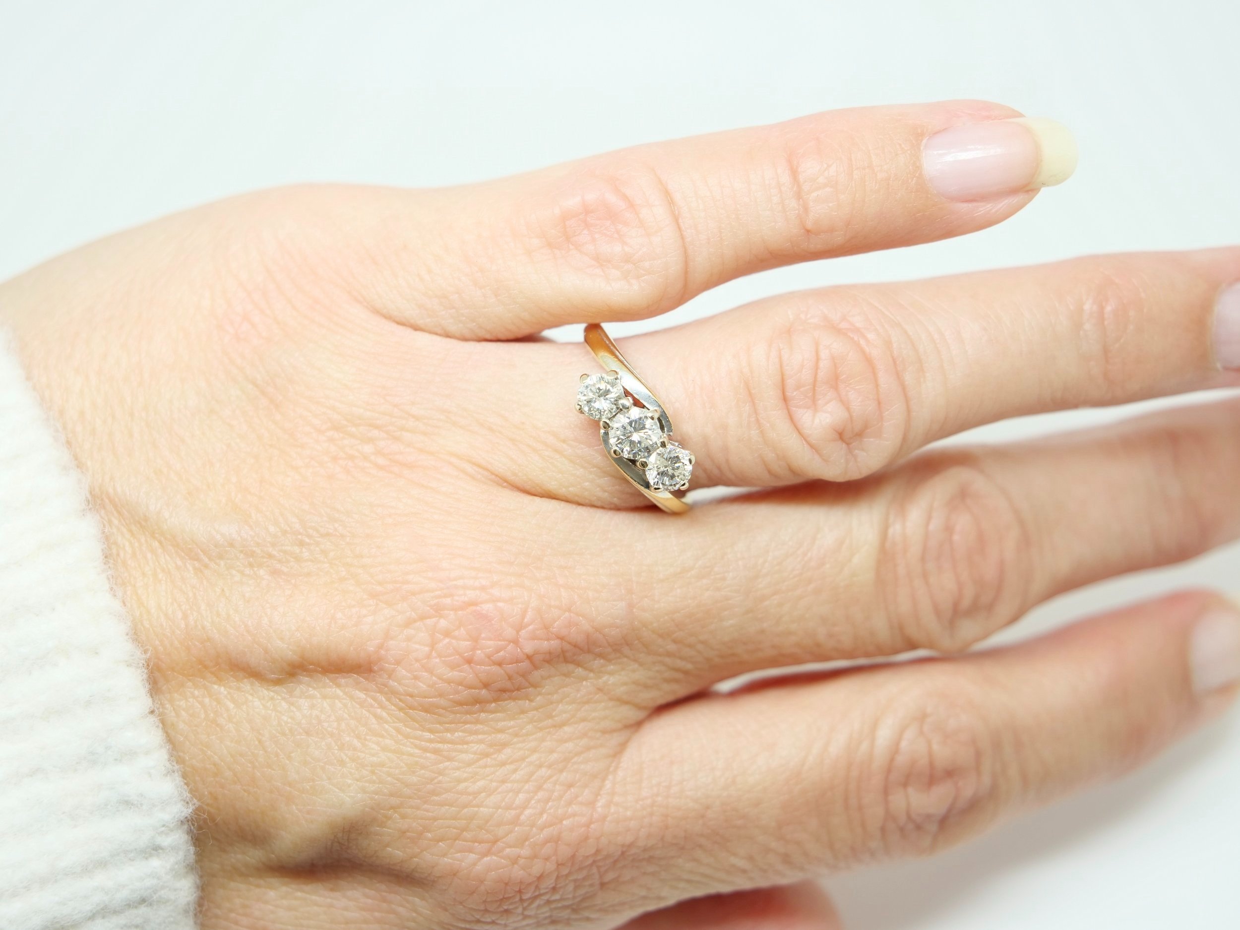 Super vintage 18ct gold diamond twist ring, set with three brilliant cut diamonds with a total diamond weight of 1ct.