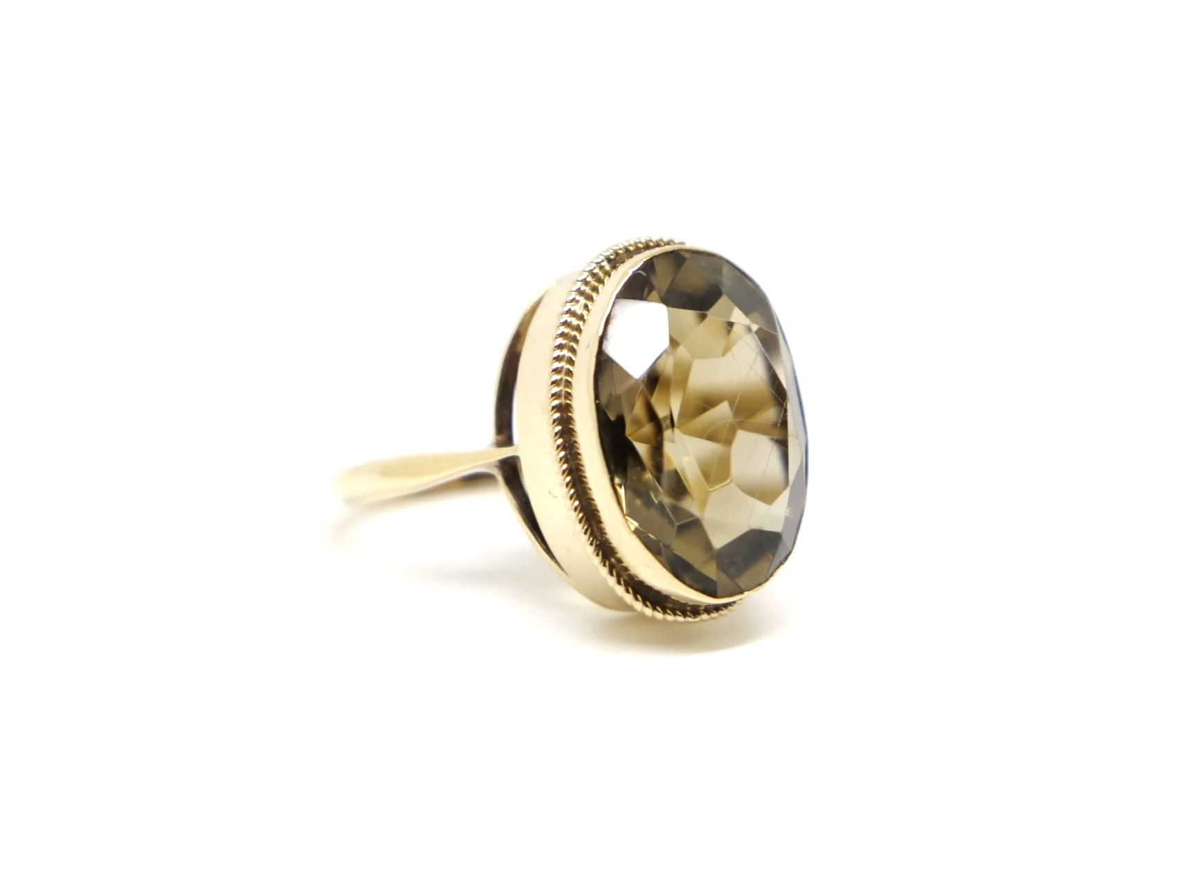 Lovely vintage 9ct gold cocktail ring, set with a lovely large oval cut smokey quartz in this beautiful vintage rope edge design setting.