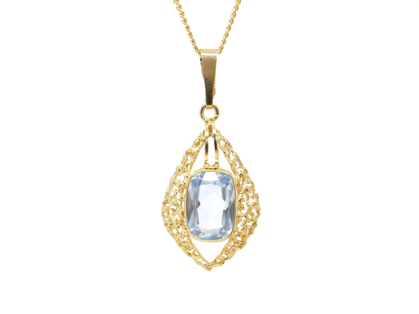 Lovely vintage 9ct gold blue topaz pendant and chain, set with a cushion cut blue topaz in a filigree gold design.