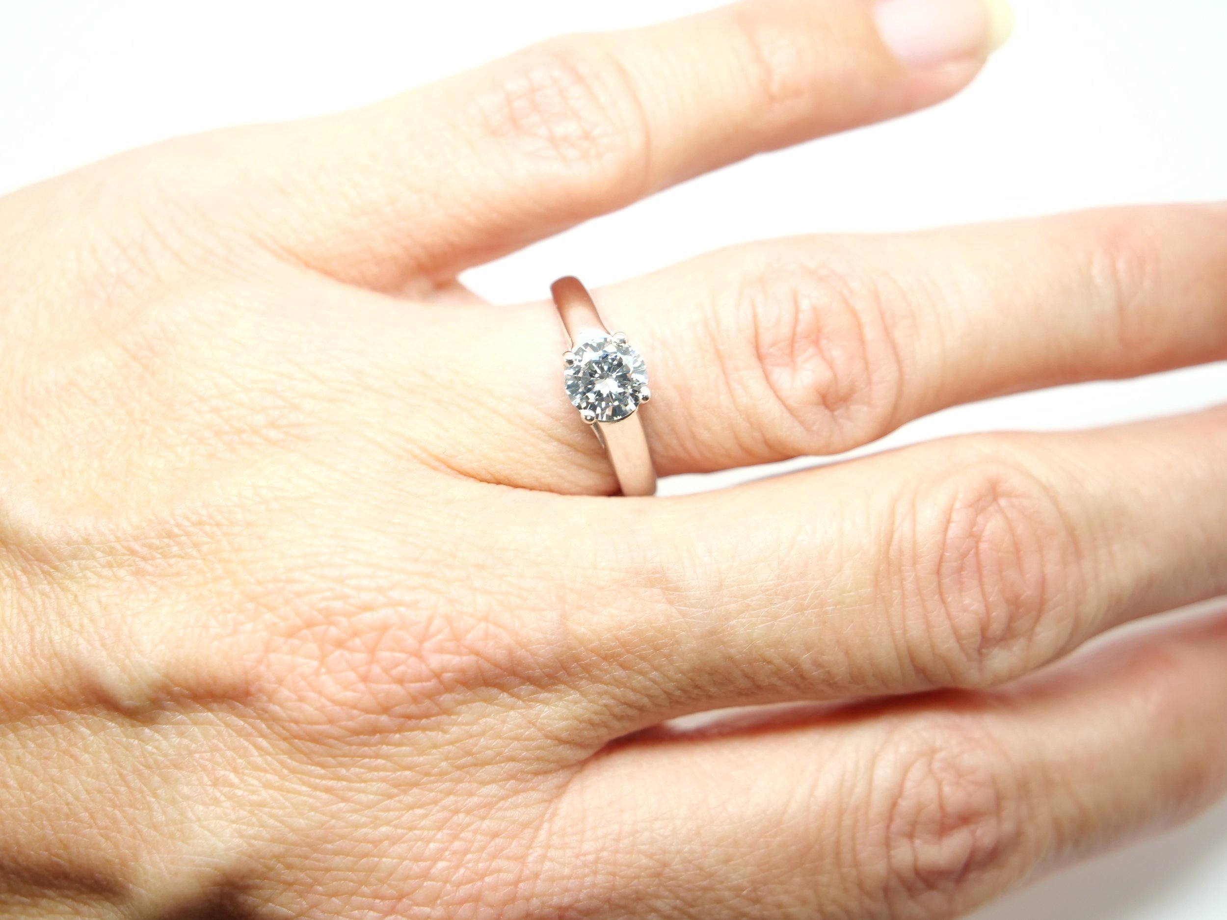 Stunning 18ct gold diamond solitaire ring, set with a beautiful brilliant cut diamond. Lovely unusual setting. Diamond weight approximately 0.93ct.
