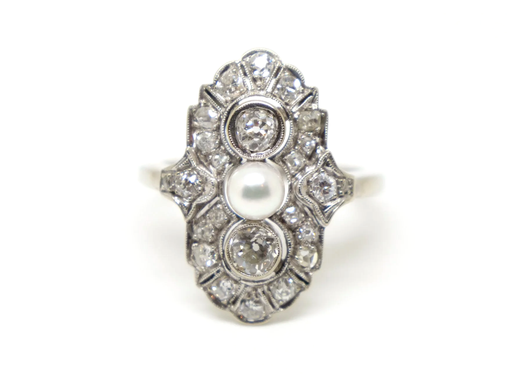 Beautiful Art Deco design 14ct gold diamond and pearl ring, set with approximately 0.9ct of old diamonds as well as a central pearl.