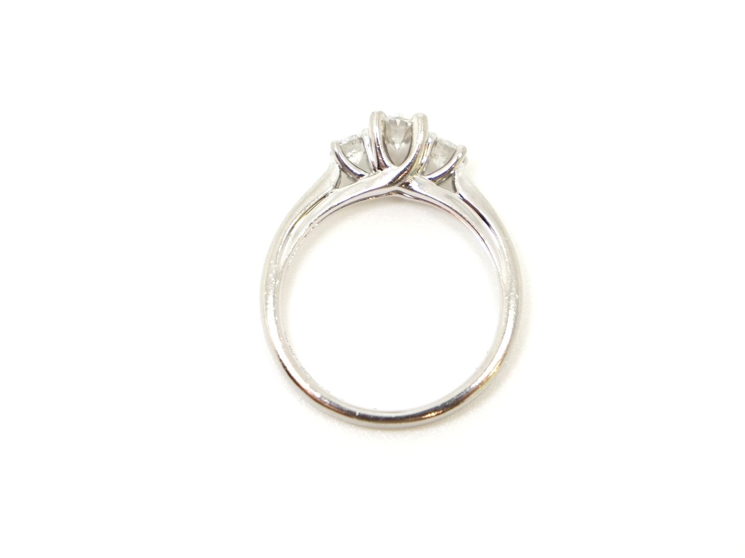Superb platinum diamond engagement ring, set with very pretty oval cut diamond, with a further brilliant cut diamond to each side.