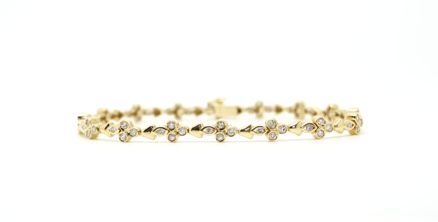 Beautiful 18ct gold diamond bracelet, in this lovely clover style design and set with 1.23ct diamonds (stamped).