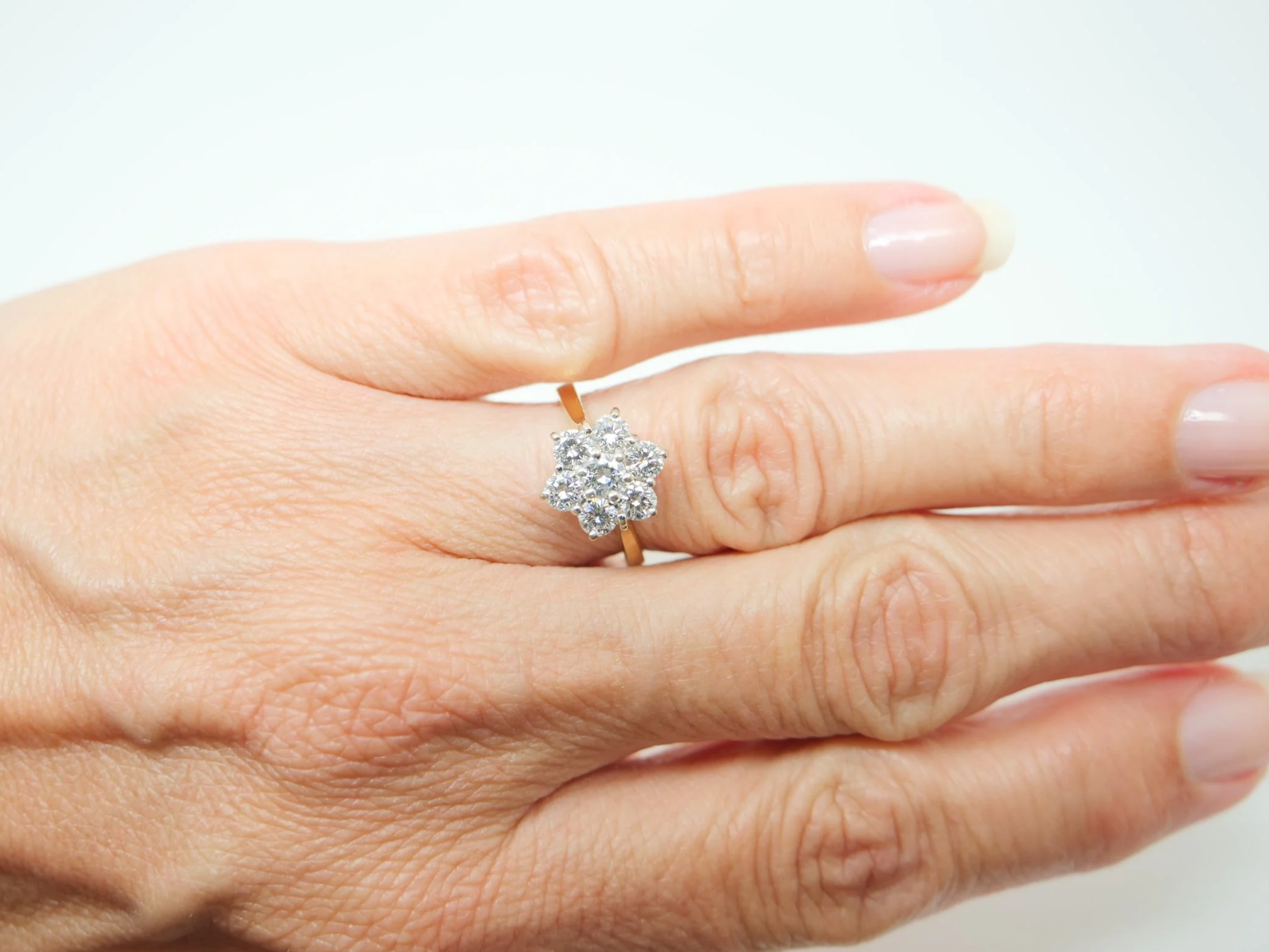 Stunning 18ct gold diamond daisy cluster ring
