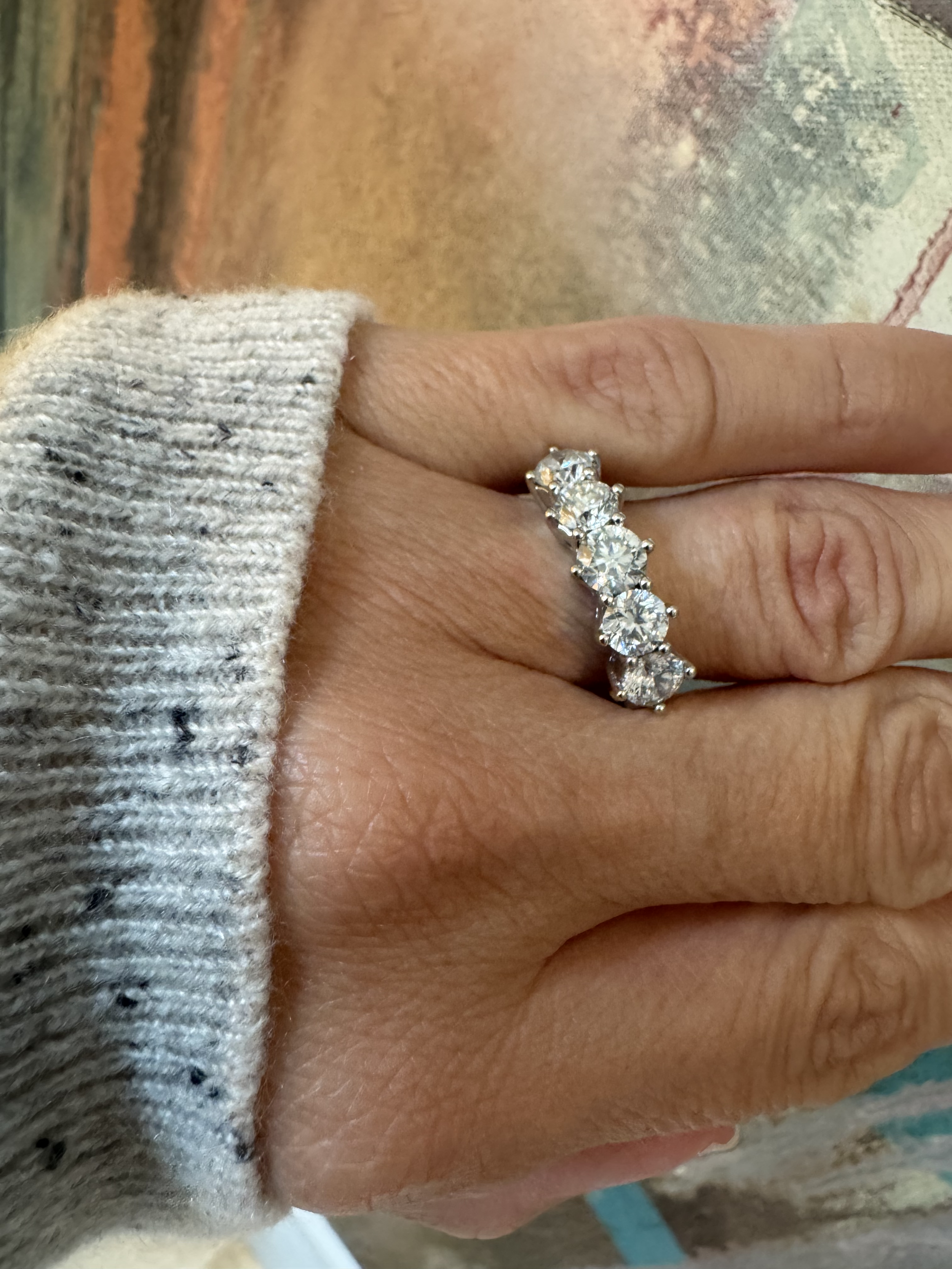 Stunning vintage 18ct gold diamond five stone ring, set with five slightly graduated brilliant cut diamonds with an approximate diamond weight of 2.38ct.