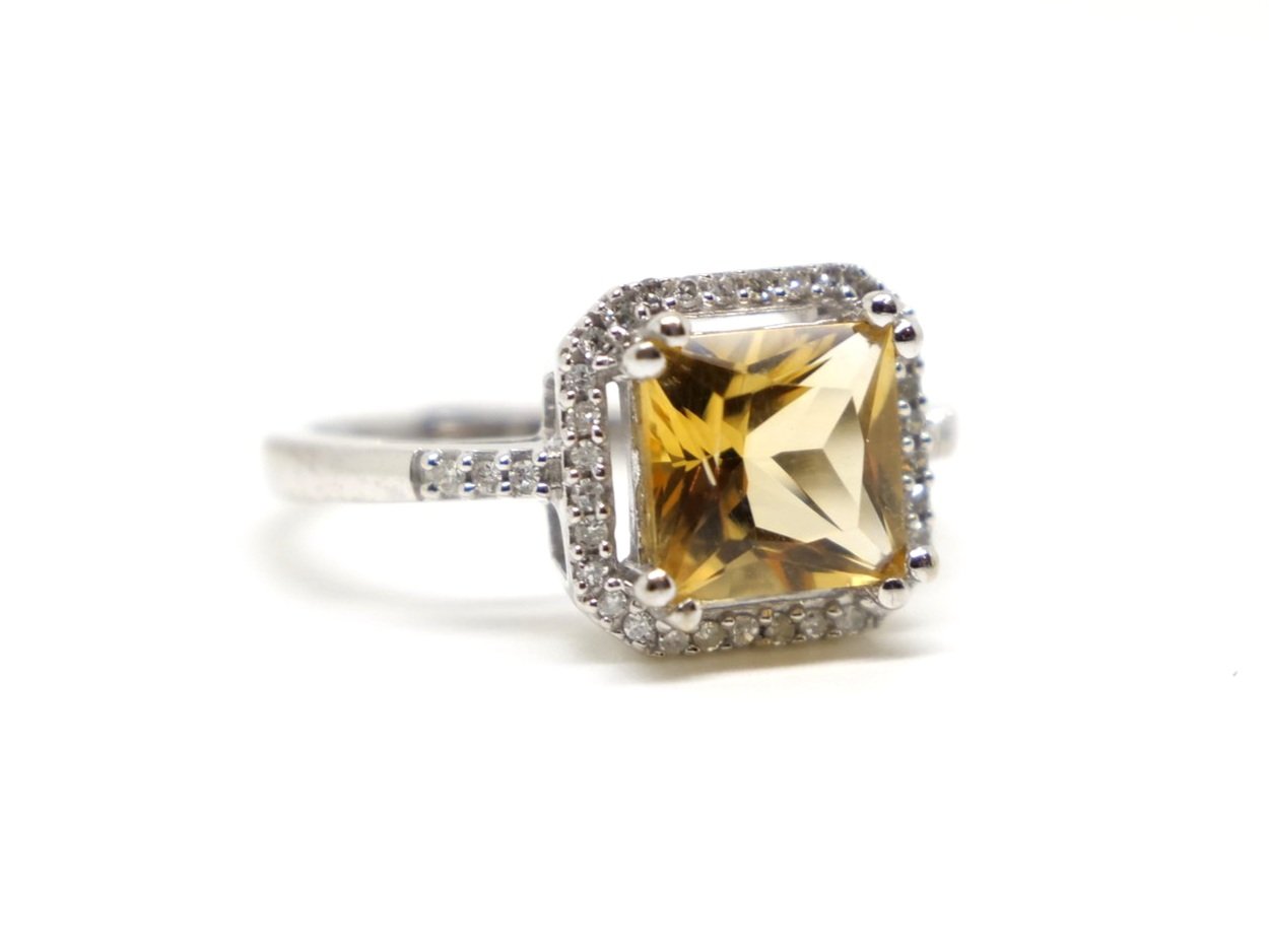 Very pretty 9ct gold citrine and diamond cocktail ring, set with a step cut central citrine and surrounded by diamonds. Further diamonds to each shoulder.