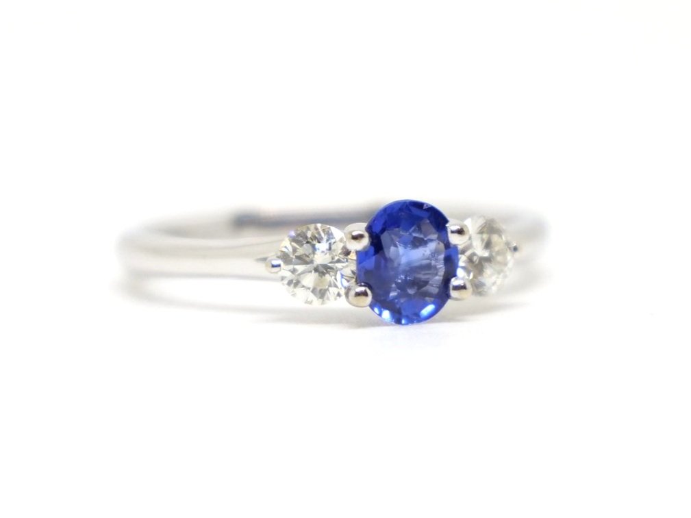Very pretty 18ct gold sapphire an diamond trilogy ring, set with a central mid blue oval cut sapphire, with a brilliant cut diamond to each side.