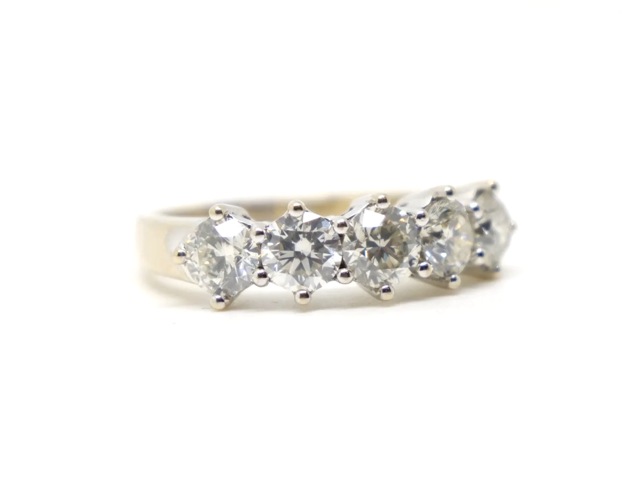 Stunning vintage 18ct gold diamond five stone ring, set with five slightly graduated brilliant cut diamonds with an approximate diamond weight of 2.38ct.