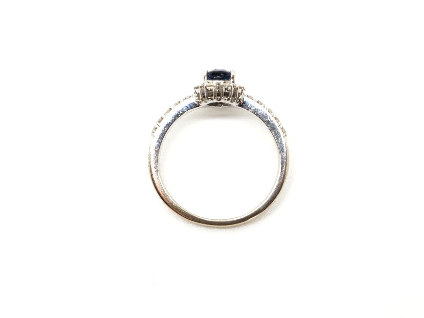 Lovely contemporary 18ct gold pear cut sapphire and diamond ring, with further diamonds set into each shoulder.
