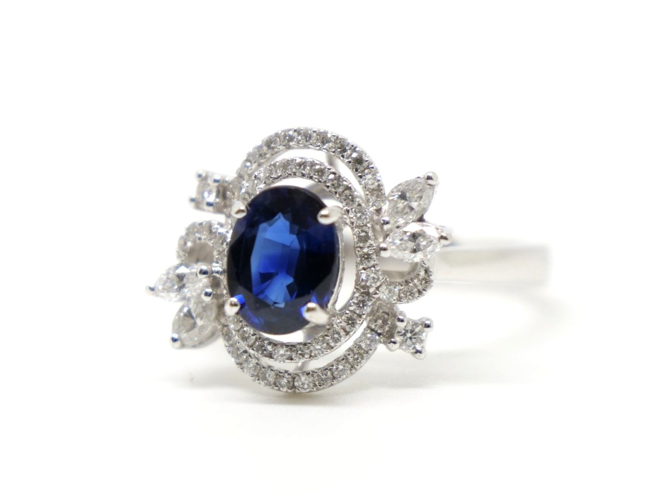 18ct gold vintage sapphire and diamond statement ring, set with a beautiful blue central sapphire of approximately 1.5 carats. A double halo surround