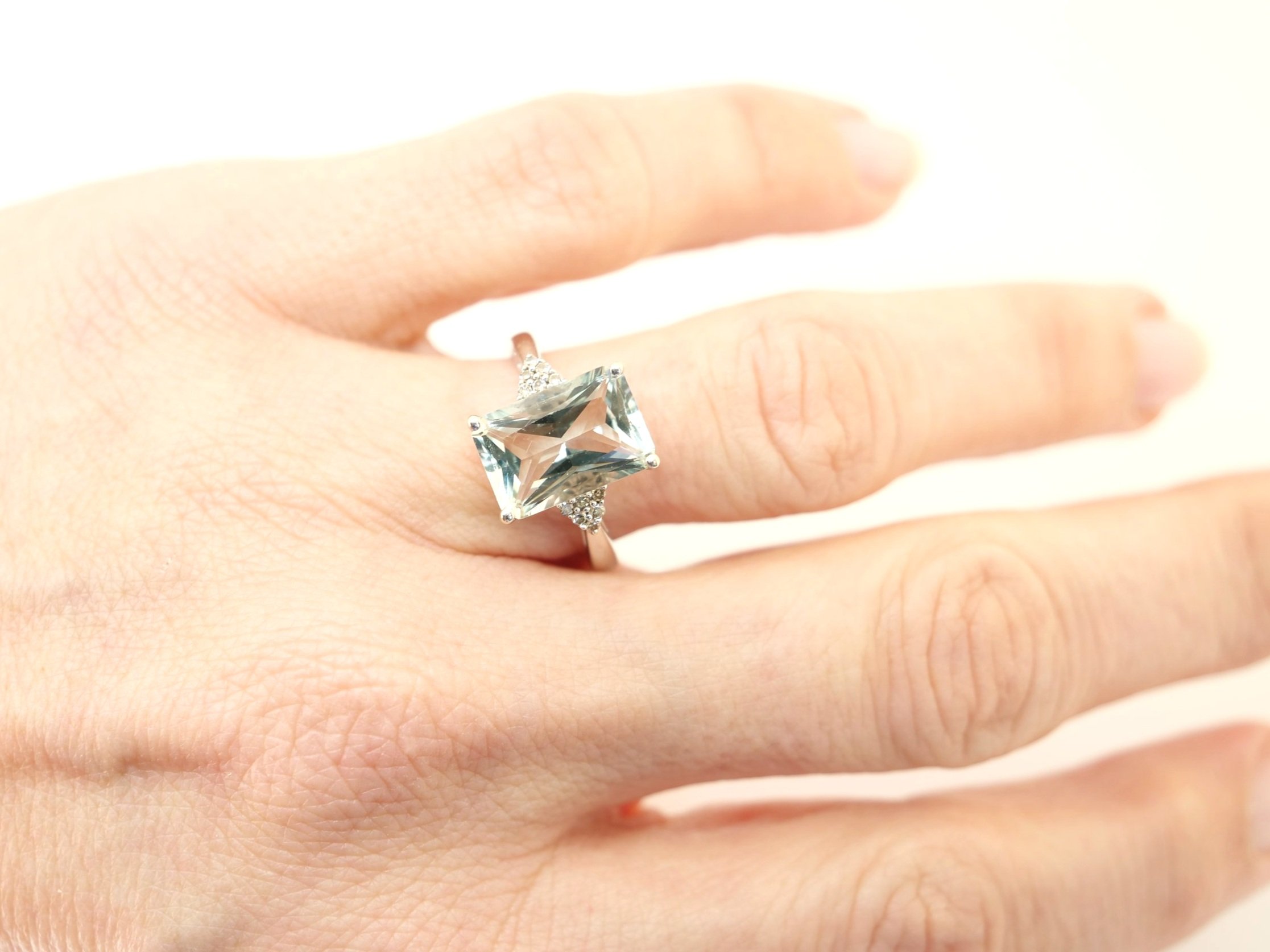 Lovely vintage 9ct gold cocktail ring set with a light green amethyst, with a cluster of small diamonds set to each shoulder.