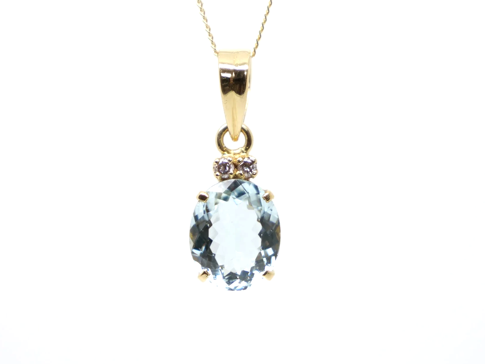 Classic vintage 18ct gold aquamarine and diamond pendant, with a lovely oval cut aquamarine and with two small diamonds above.