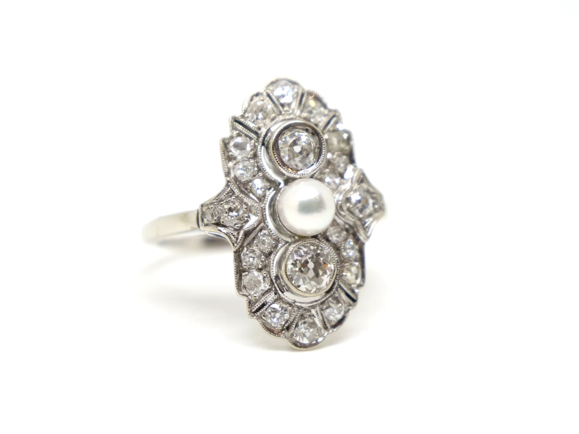 Beautiful Art Deco design 14ct gold diamond and pearl ring, set with approximately 0.9ct of old diamonds as well as a central pearl.
