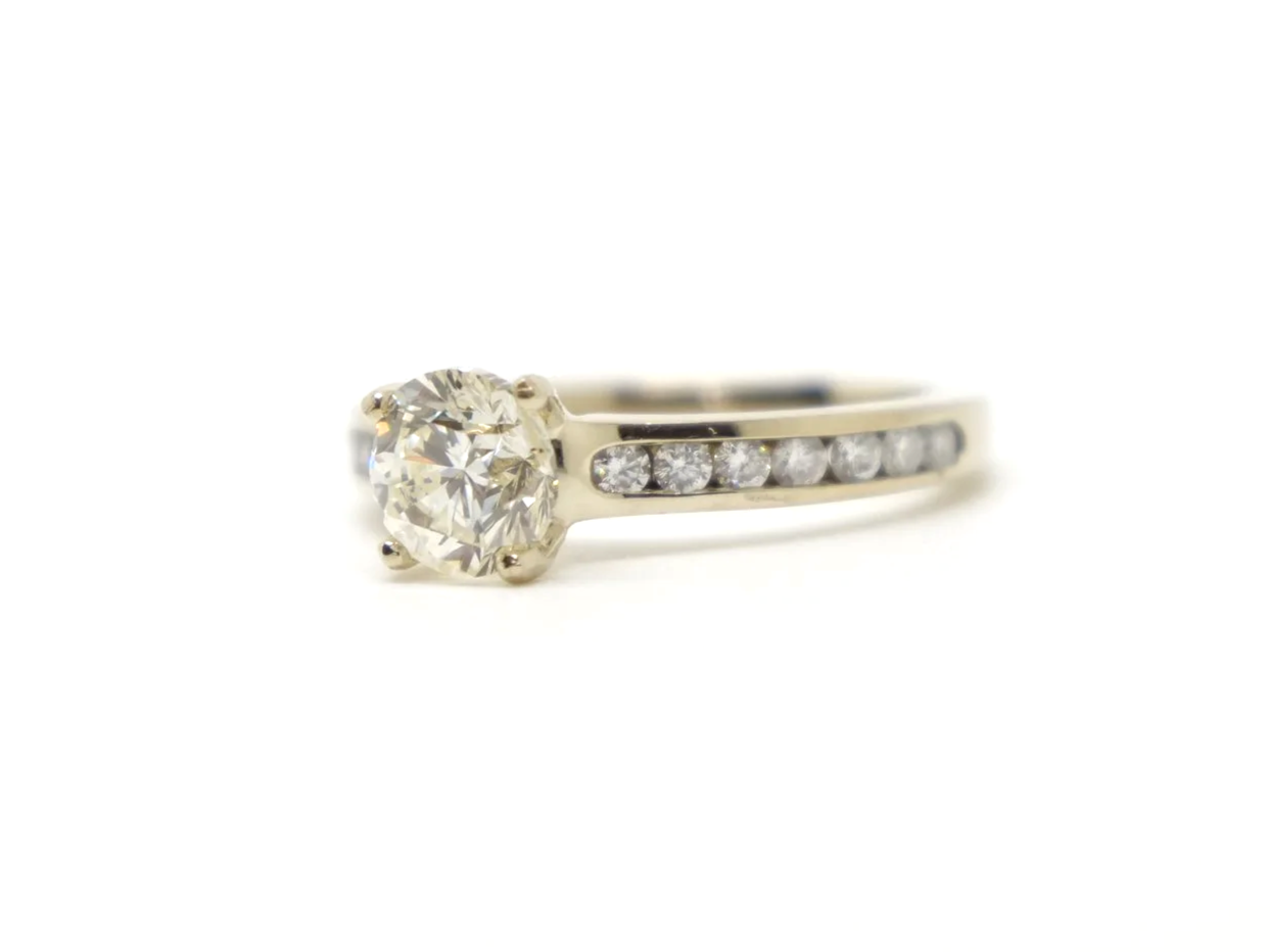 Very pretty contemporary 18ct gold 1ct diamond solitaire ring with diamond shoulders.