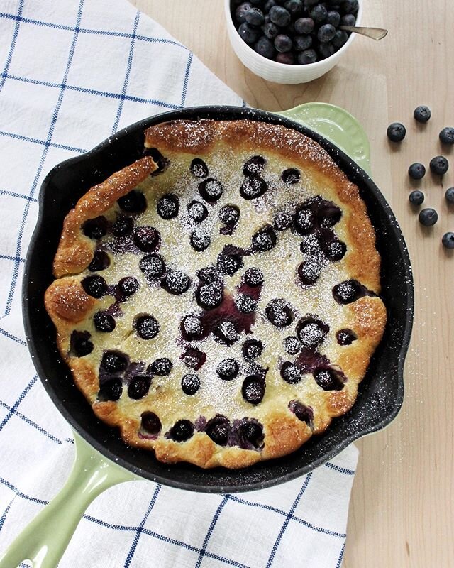 Have you ever made a Dutch baby pancake?!
&bull;
It&rsquo;s a baked pancake that&rsquo;s fluffy in the middle and crispy on the edges, sweetened with fruit and a light dusting of powdered sugar.
&bull;
It&rsquo;s healthy, delicious, and EASY (which i