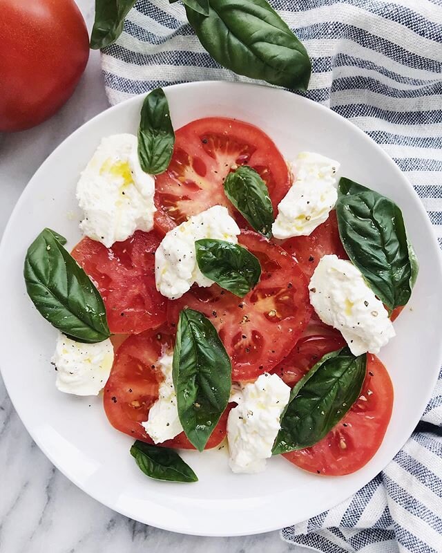 Caprese with burrata and local tomatoes (from @heronpondfarm CSA) and basil from my own porch garden (💁🏼&zwj;♀️) is one of my favorite things to eat in the summer. On repeat.🍅
&bull;
What&rsquo;s your favorite summer meal??