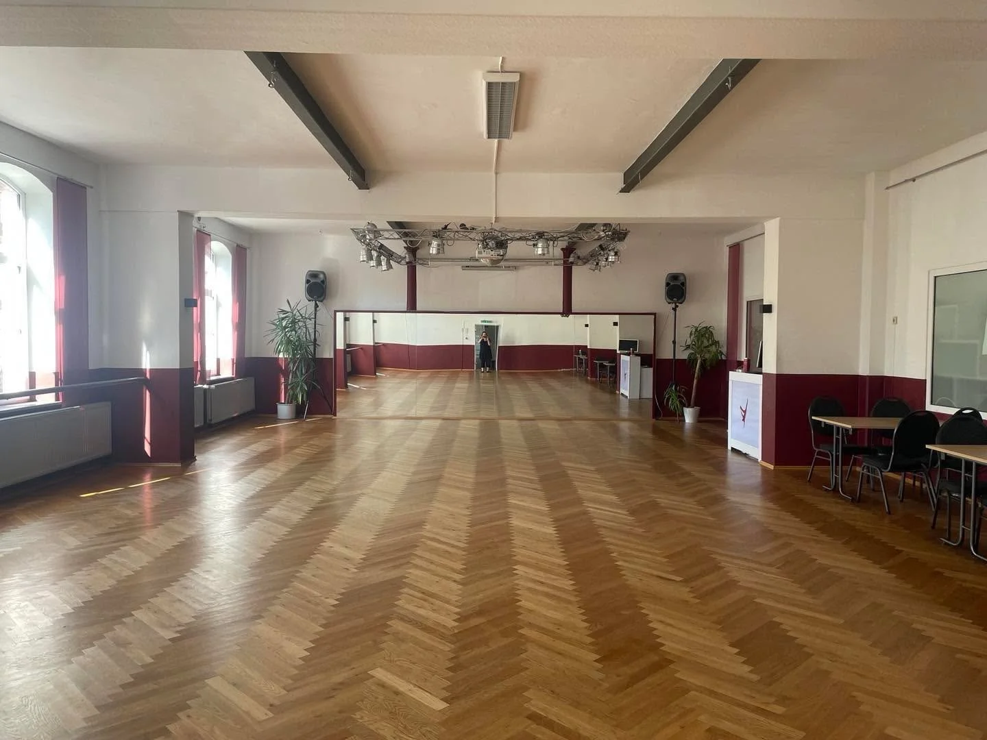 Warum glaube ich, dass gerade der freie Tanz, zu dem ich auch Transformative Dance z&auml;hle, auch eine politische Dimension hat?

Wir bewegen uns frei im Studio. Es besteht die Freiheit, uns so bewegen zu d&uuml;rfen, wie es uns gut tut. Wir respek