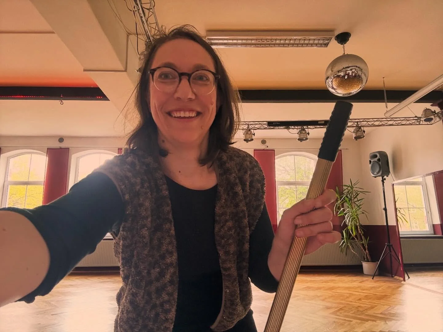 Den Raum ausfegen. Heute durfte ich wieder den Raum halten f&uuml;r Transformative Dance in L&uuml;beck. Mit dazu geh&ouml;rt es, den Raum vorher zu fegen. Platz zu schaffen f&uuml;r das, was sich zeigen darf. Dies geschieht nicht auto-matisch. Wir s