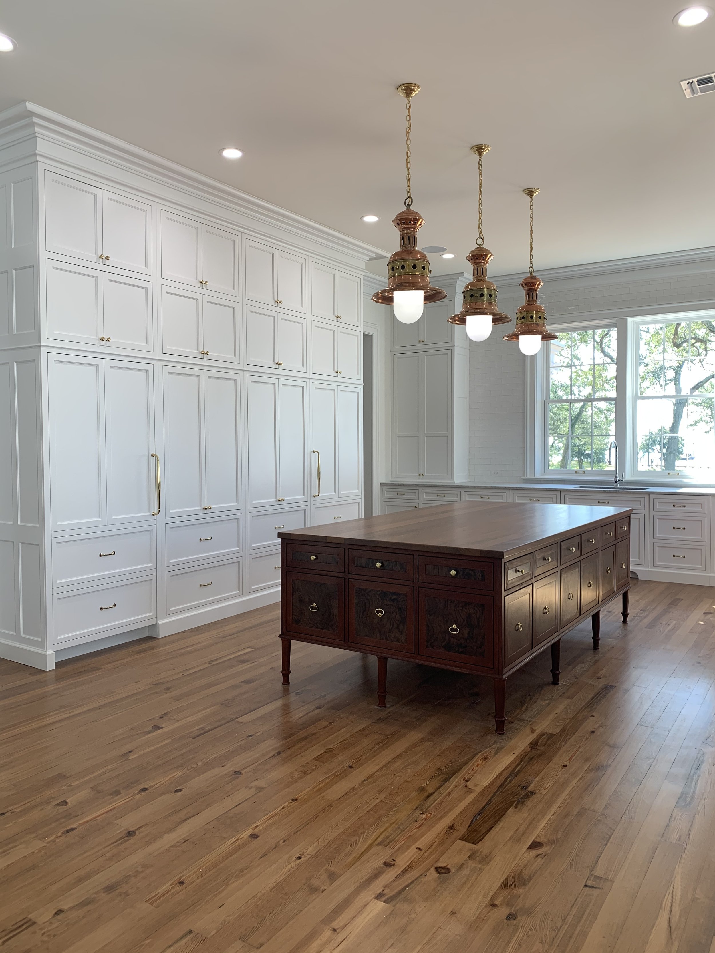 Architect: Classical Roots Architecture LLC (Barry Fox Assoc.) Contractor: Charles Weems General Contractor, Inc. Photo Credit: Charles Weems General Contractor, Inc.
