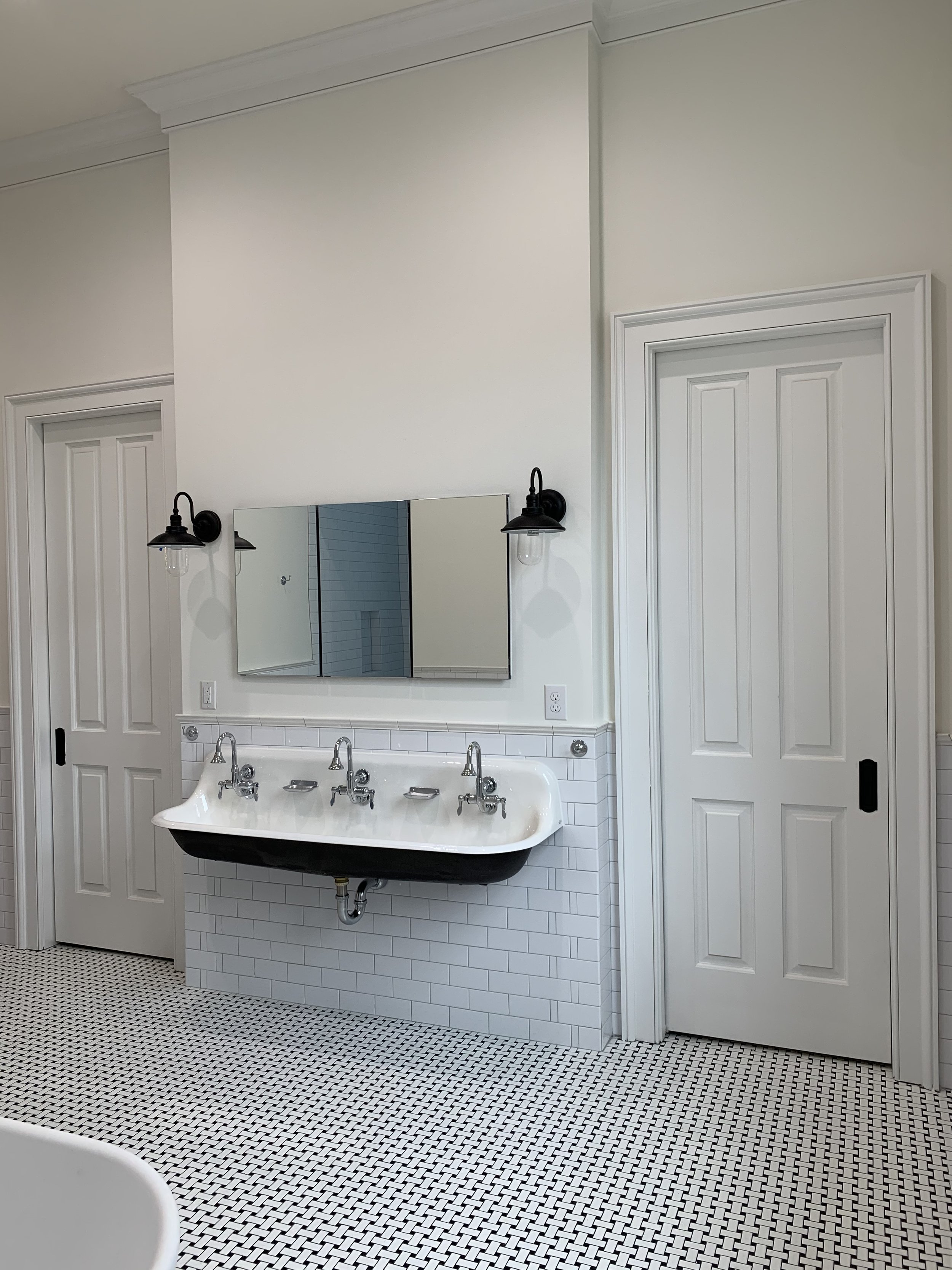 Architect: Classical Roots Architecture LLC (Barry Fox Assoc.) Contractor: Charles Weems General Contractor, Inc. Photo Credit: Charles Weems General Contractor, Inc.