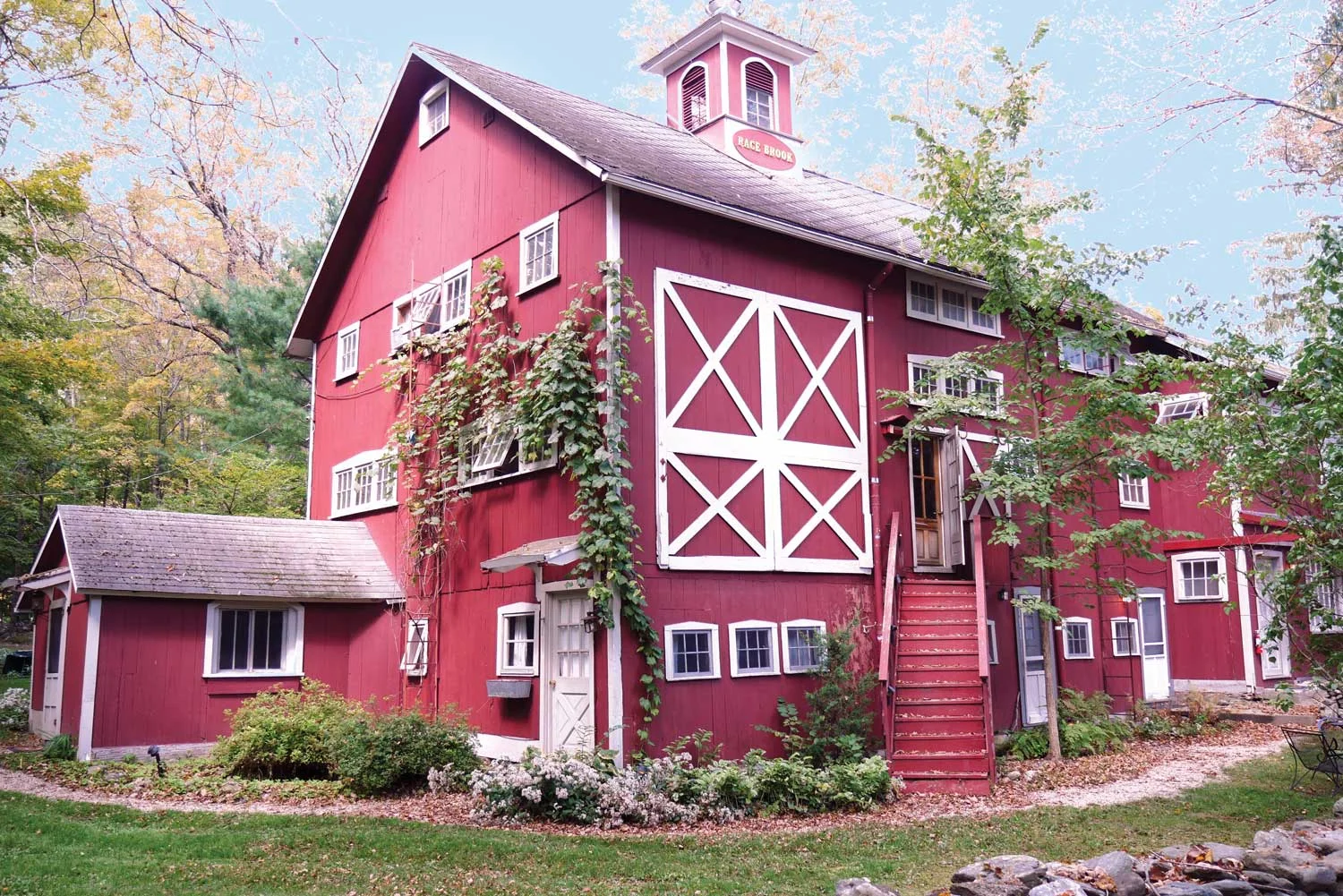 Race Brook Lodge: Main Lodge, late Summer, view from the front parking lot.