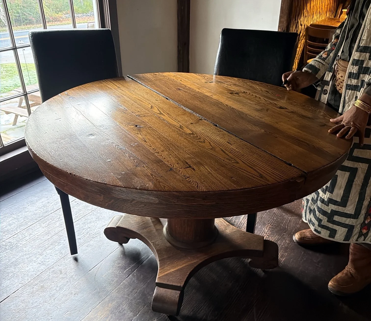 241 Round quartersawn oak pedestal table.jpg