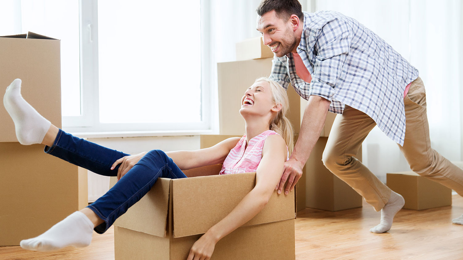 ftr-removalists-moving-boxes-couple.jpg