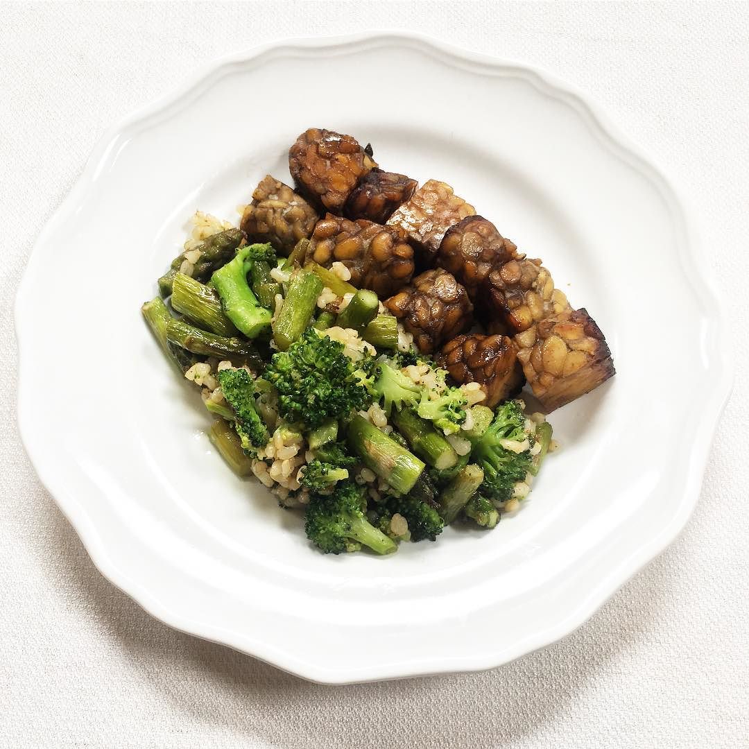 tempeh served with brown rice, broccoli, and asparagus