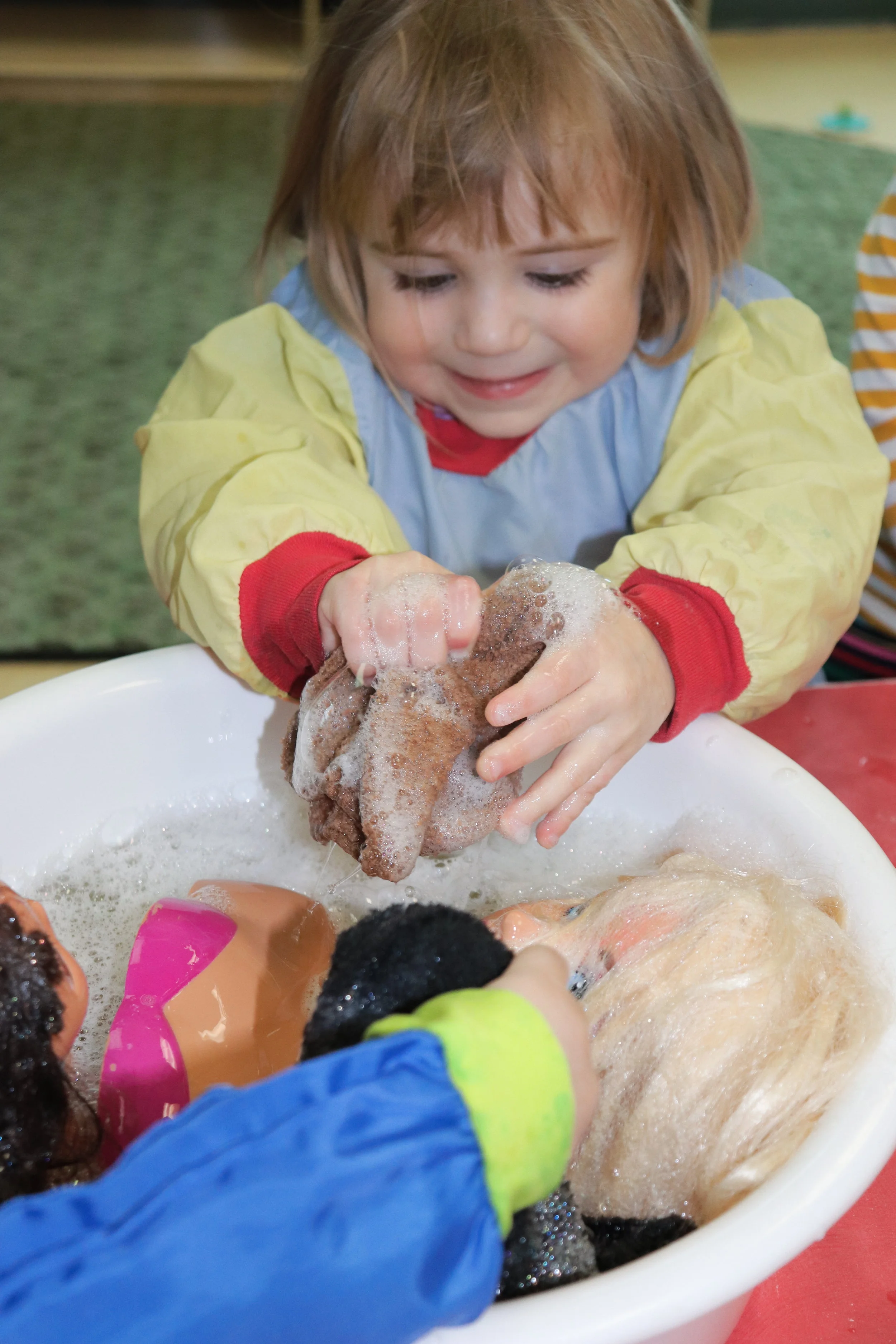Les amis donnent le bain à leurs bébés.