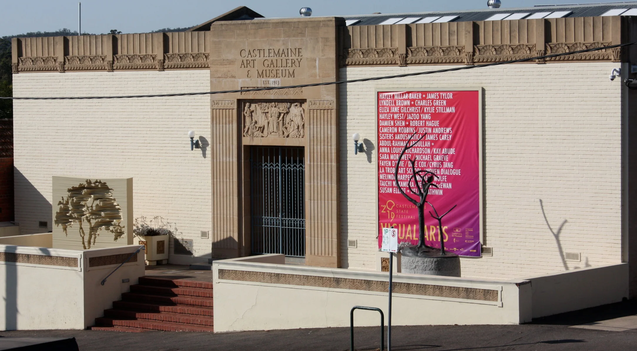 Kylie Stillman 'Eucalypt' 2019 (left) Castlemaine Art Museum Commissioned and created with assistance of Eucalypt Australia, La Trobe Art Institute and Castlemaine State Festival Photo: Courtesy of the artist and Utopia Art Sydney